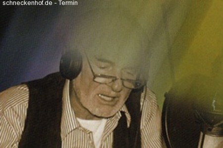 Claus Dieter Clausnitzer liest Werbeplakat